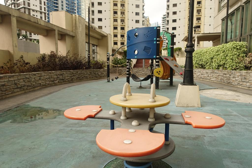 Luxury Condo At Forbeswood Parklane The Fort Bgc Makati City Luaran gambar